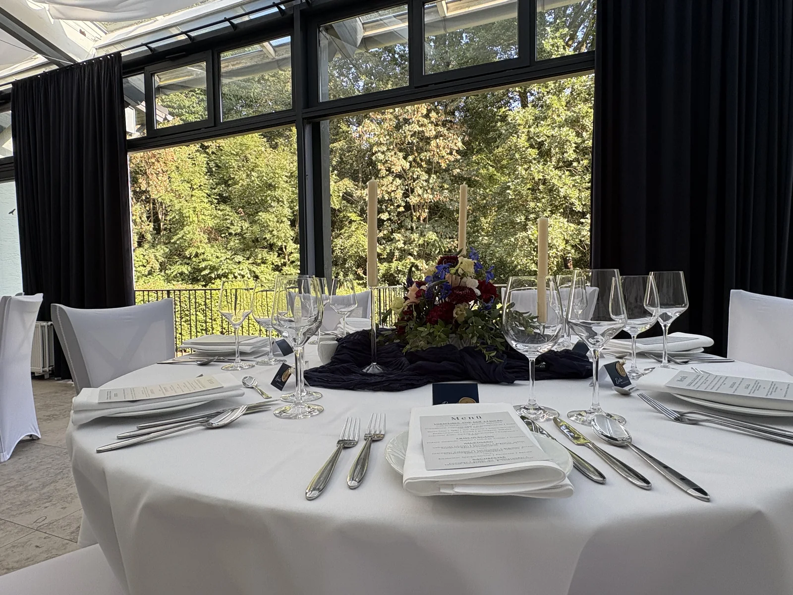 Festlich gedeckter Hochzeitstisch mit Blumen und Kerzen im Bonngarten in Bonn