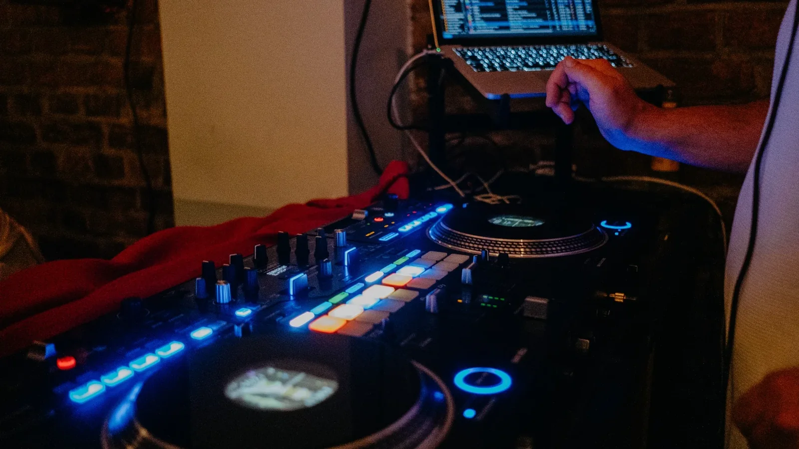 DJ-Setup mit Plattenspielern und Laptop bei einer Hochzeit im BRIX Bonn