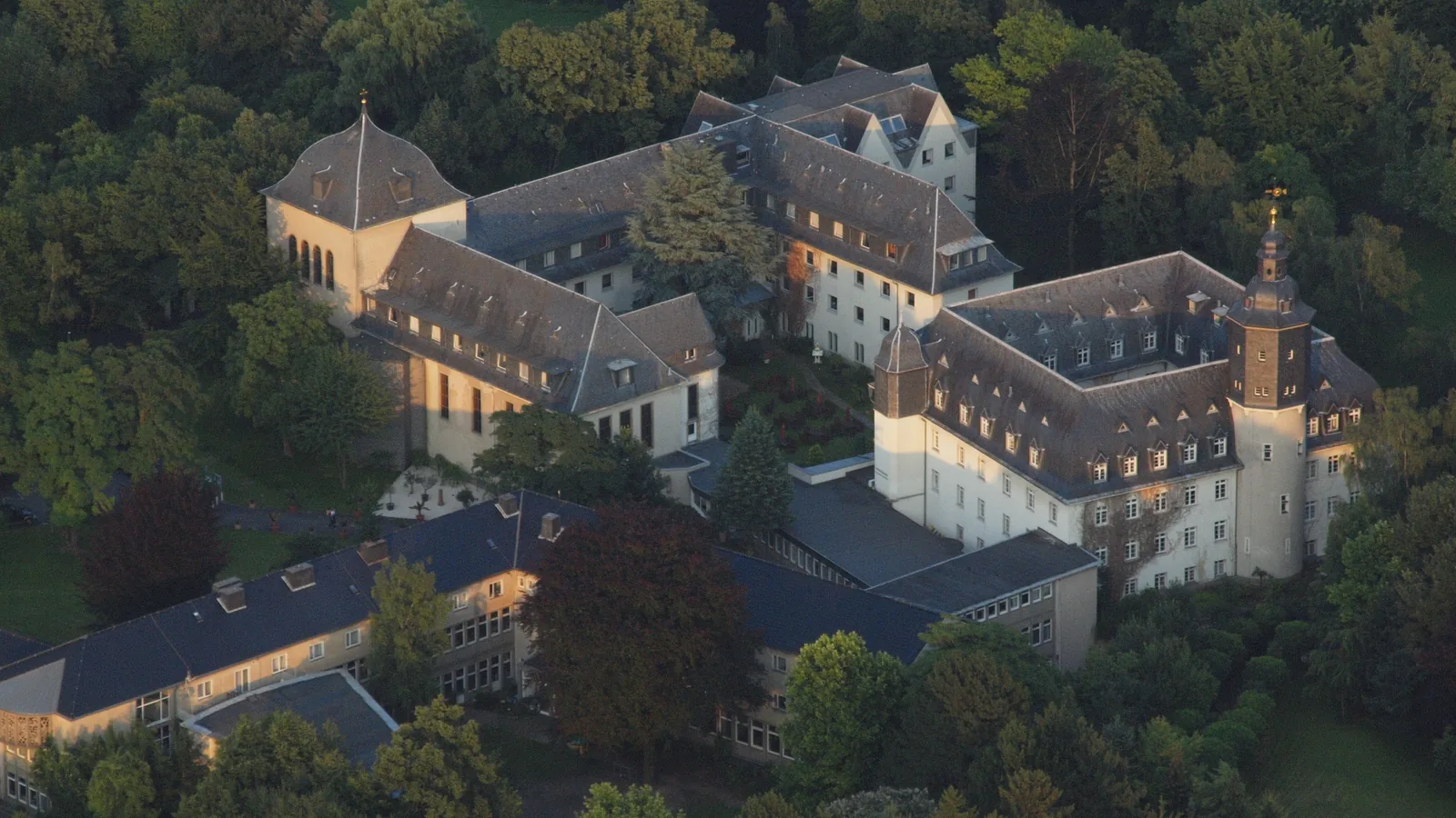 Luftaufnahme der Domäne Walberberg mit historischen Gebäuden und umgebender Parkanlage