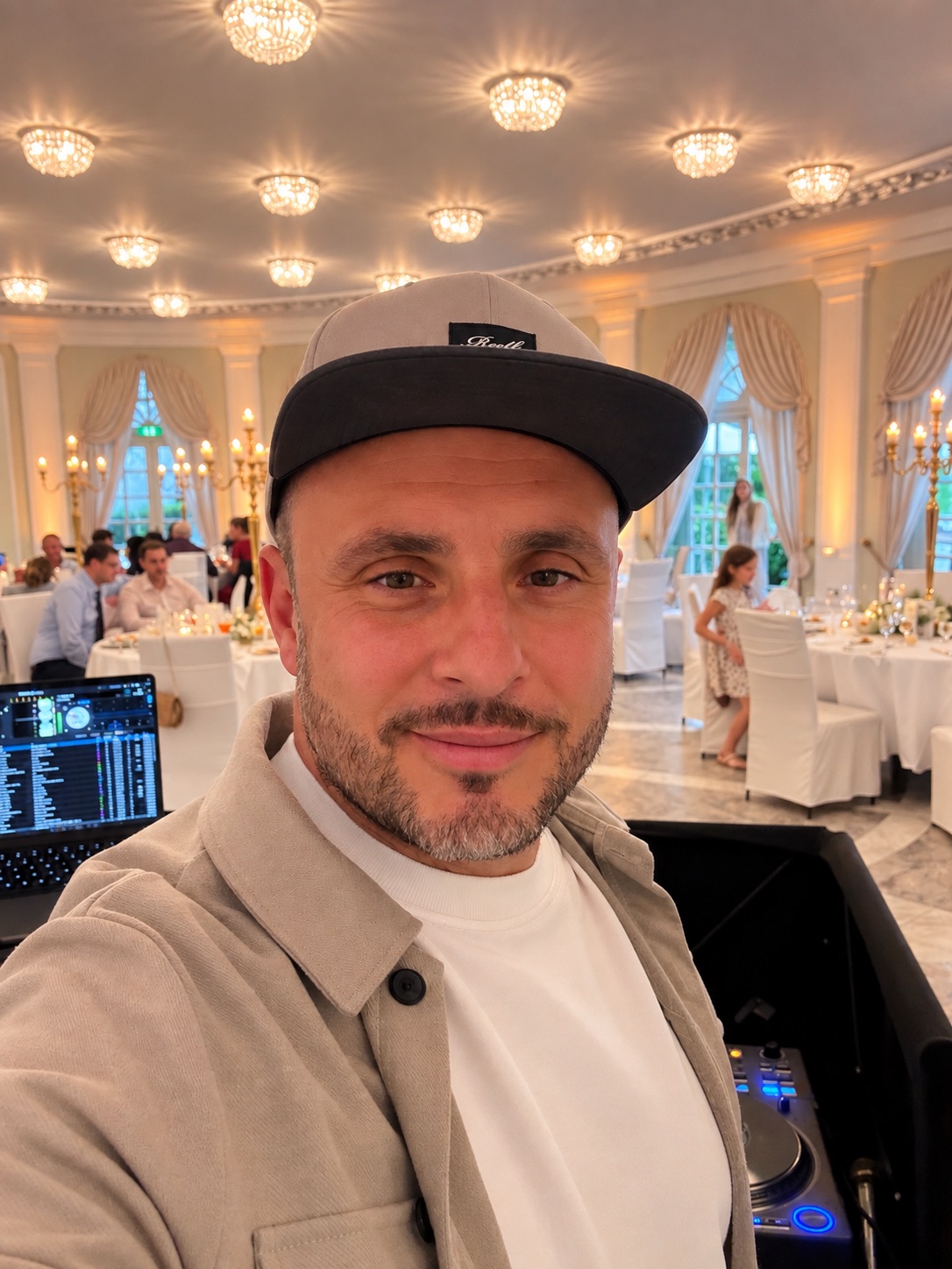 Ramin am DJ-Pult bei einer Hochzeitsfeier in der La Redoute Bonn
