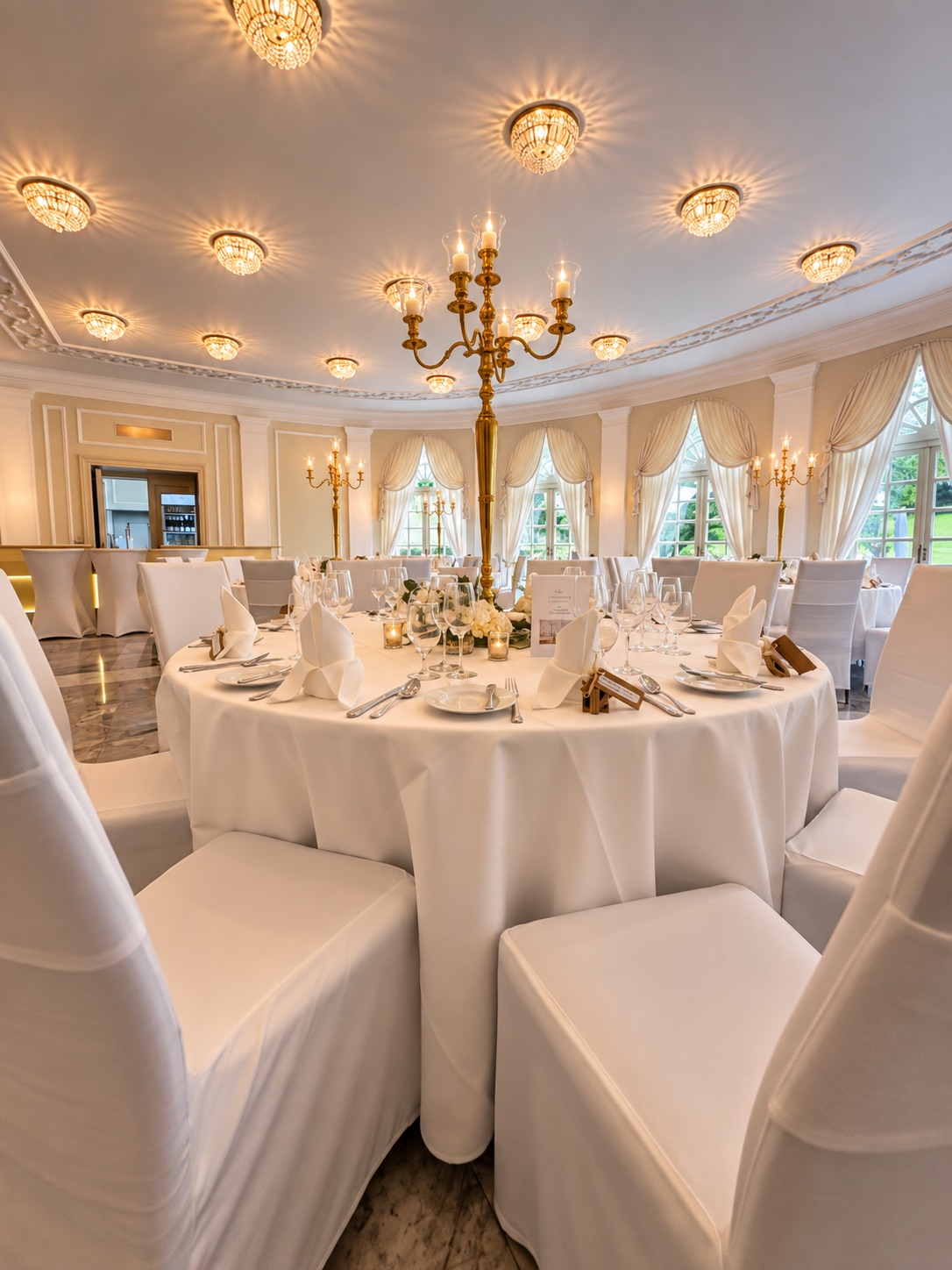 Festlich gedeckter Saal der La Redoute in Bonn-Bad Godesberg vor einer Hochzeit