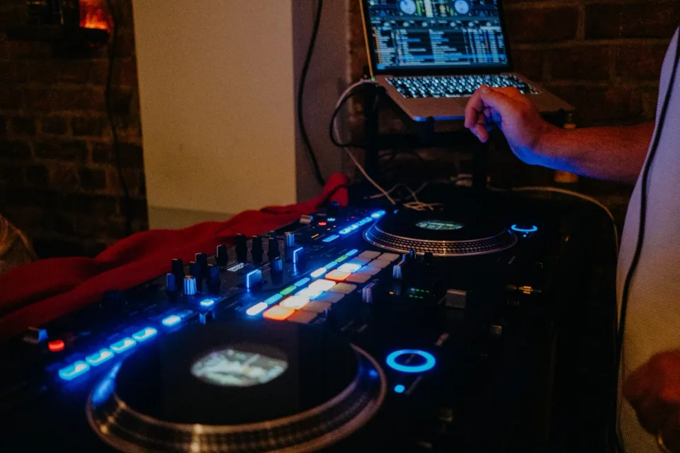 DJ-Controller und MacBook als Teil des professionellen DJ-Setups