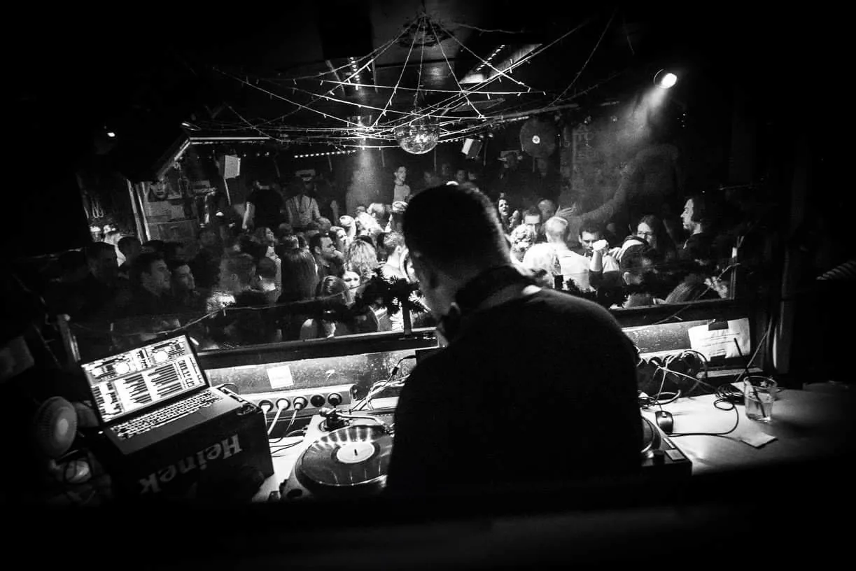 Event-DJ vor einer gefüllten Tanzfläche